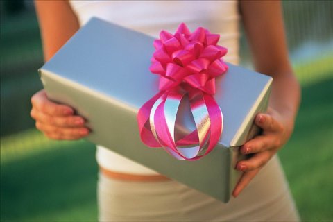 Как правильно вручать подарки